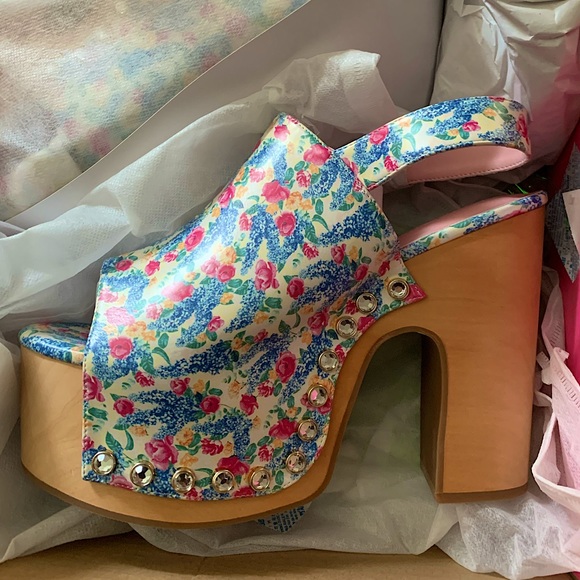 Dolls Kill Shoes - Dolls Kill Cottage Core Platform Sandals / Heels